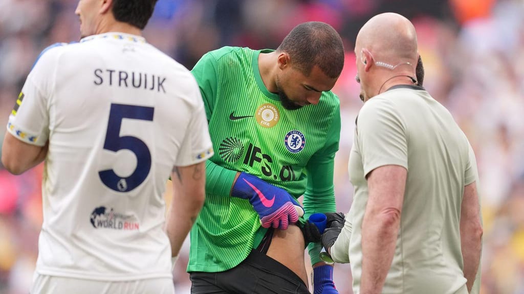 Premier League introduz penalização para paragens de jogo por assistência a guarda-redes