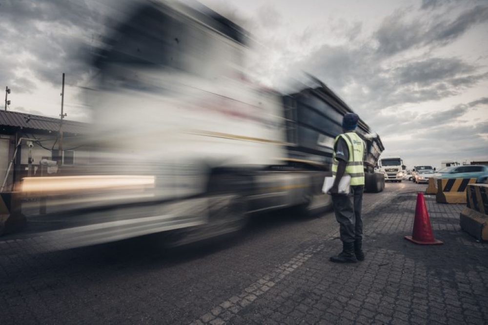 A regulação da circulação de veículos pesados e o impacto na mobilidade urbana