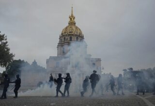 Manifestantes e forças de segurança em ambiente de protesto urbano