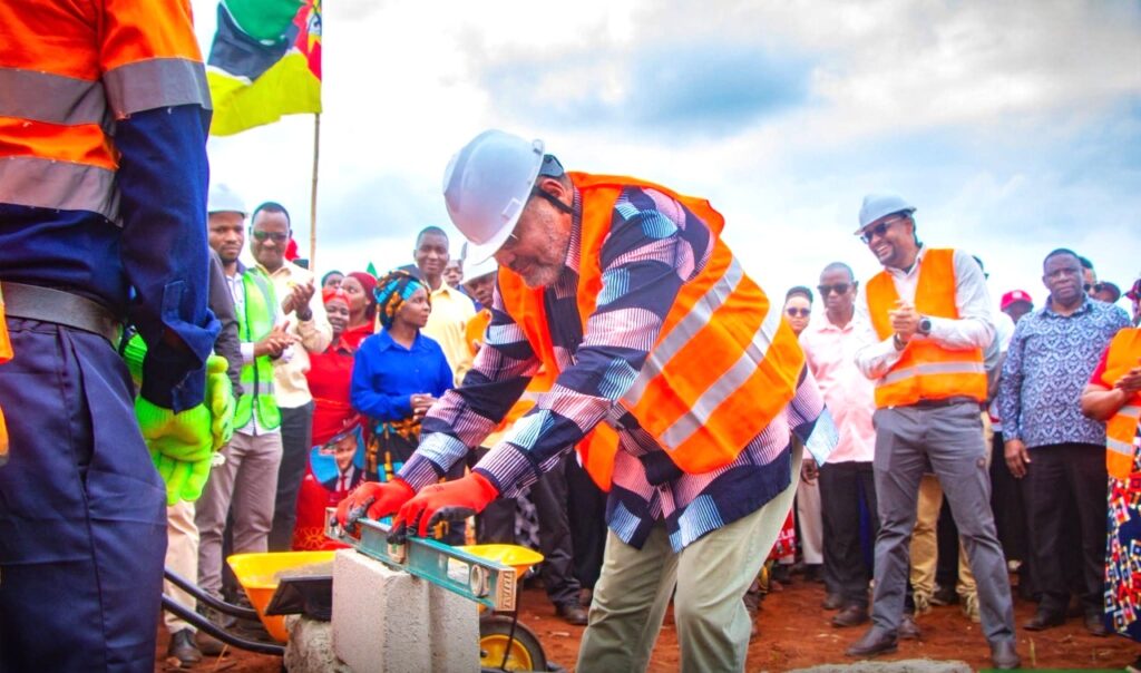 Lançamento da primeira pedra para a construção do mercado grossista em Milange.