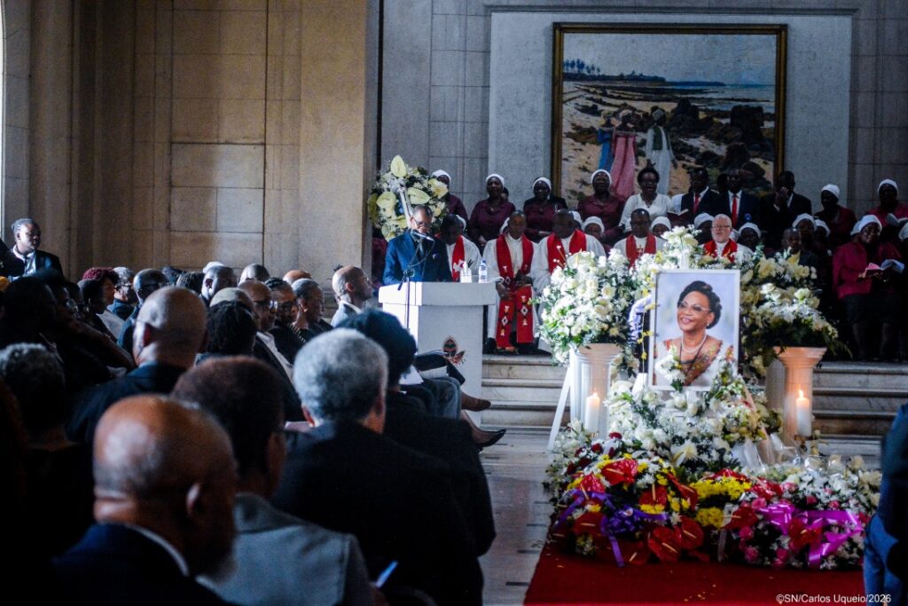 Cerimónia de homenagem póstuma a Ana Rita Sithole com presença de figuras políticas e familiares.