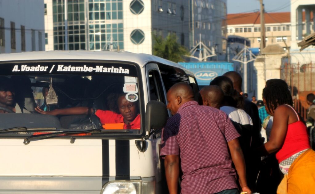 Transportes semicolectivos de passageiros em circulação na via pública