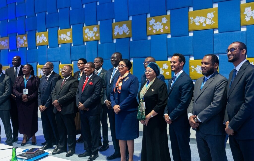 Ministra das Finanças de Moçambique e Diretor-Geral Adjunto do FMI em reunião