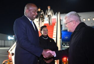 Representantes de Moçambique e da Rússia em reunião de trabalho para acordos estratégicos.
