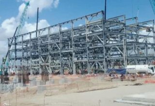 Instalações industriais do projeto de gás natural na península de Afungi