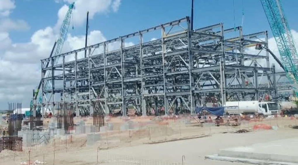 Instalações industriais do projeto de gás natural na península de Afungi