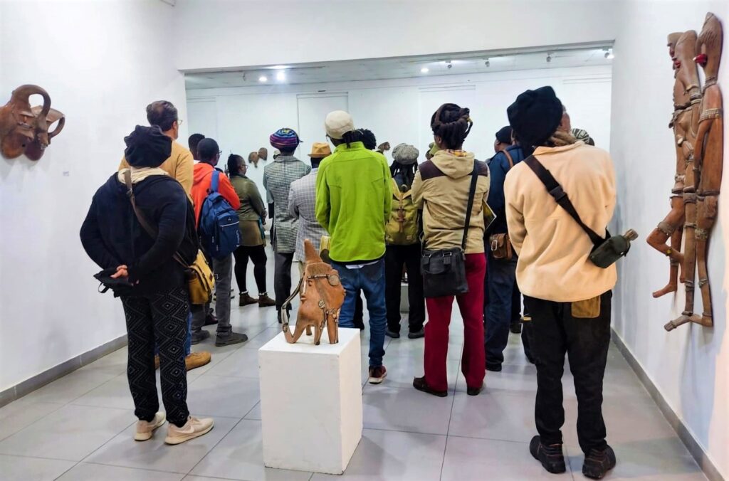 Exposição de obras de arte em galeria