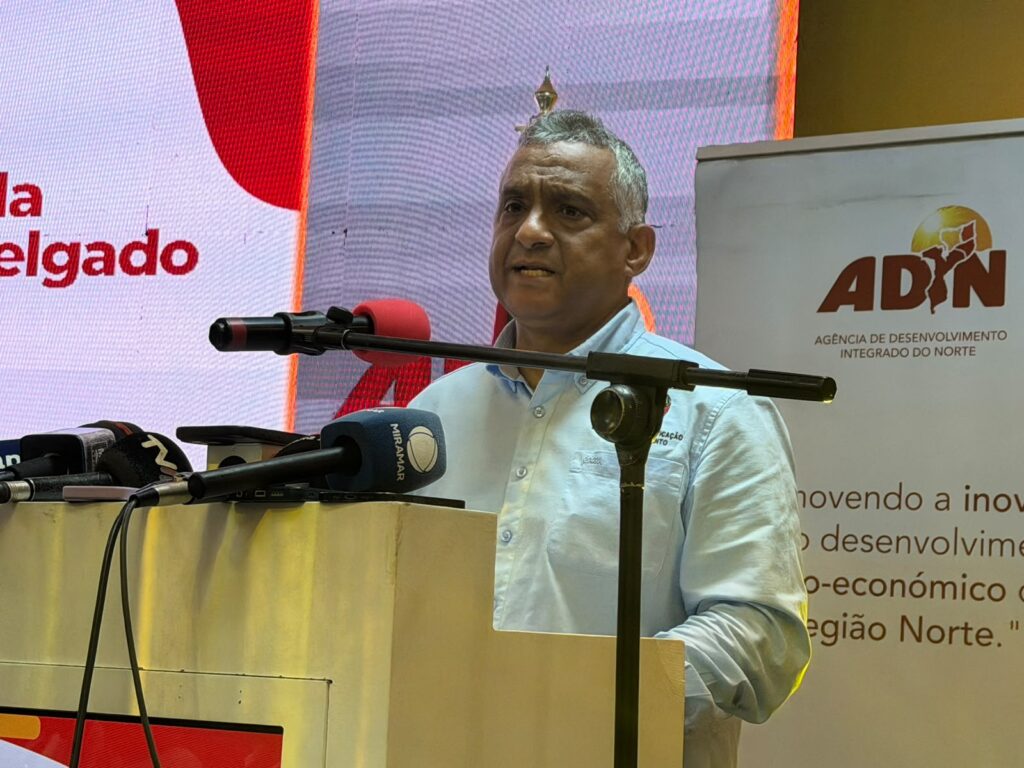 Ministro da Planificação e Desenvolvimento, Salim Valá, durante um encontro com a sociedade civil