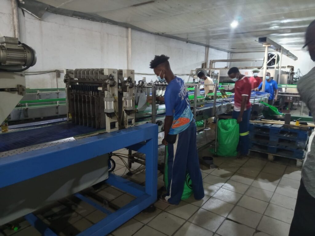 Inspeção em fábrica de alimentos que utilizava matéria-prima fora do prazo de validade.