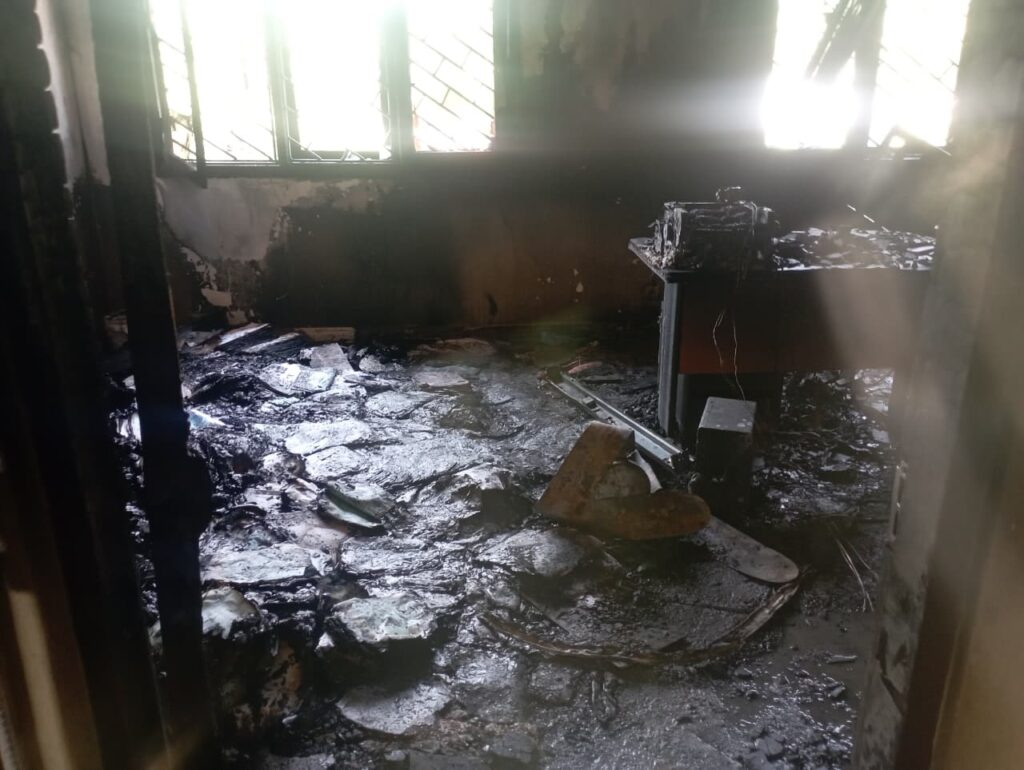 Vista de uma área afetada por incêndio no Tribunal Judicial de Moatize.