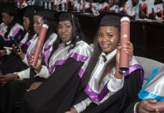 Cerimónia de graduação da UnISCED com a presença de autoridades e estudantes.