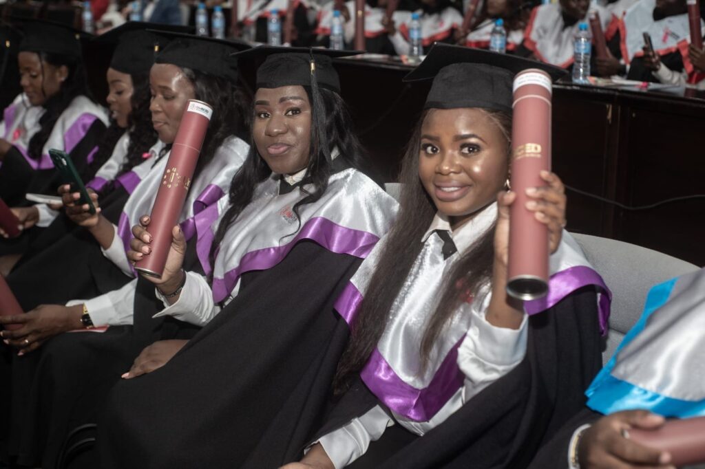 Cerimónia de graduação da UnISCED com a presença de autoridades académicas e estudantes.