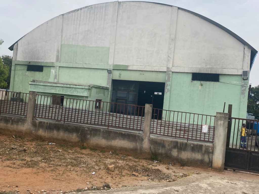 Instalações da fábrica de panelas One King durante a fiscalização da IGSAE em Nampula.
