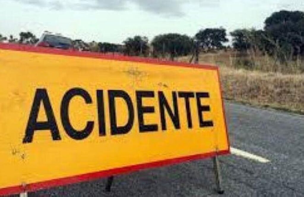 Camião de grande tonelagem tombado na Estrada Nacional Número Um (N1) em Cumbana.