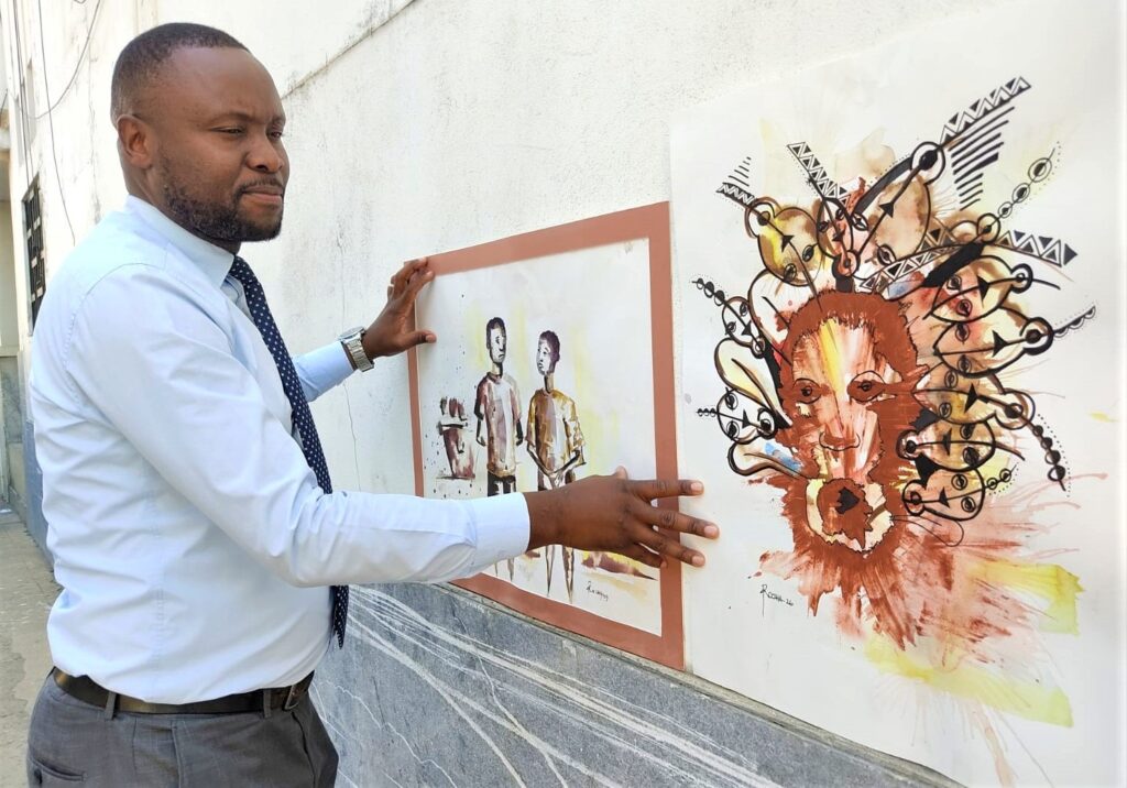 Obras de arte abstratas e figurativas em uma galeria, representando a exposição "Versos d’Alma" de Das Rochas.