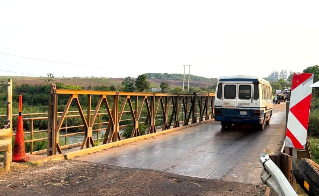 Vista da ponte metálica sobre o rio Revué após a reabertura ao tráfego.